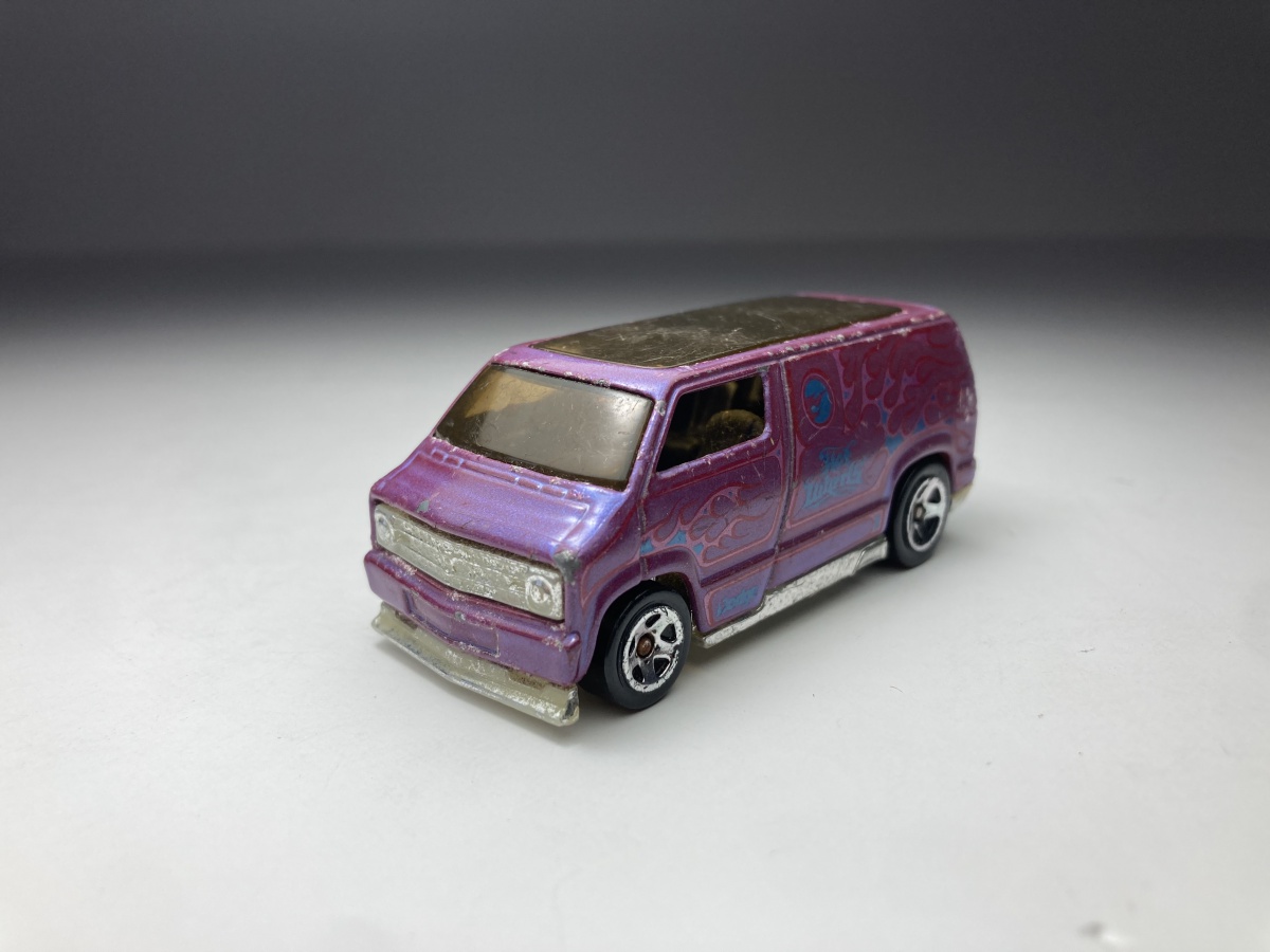 Custom 77 Dodge Van Roxo Pintura Ruim Hot Wheels Escal