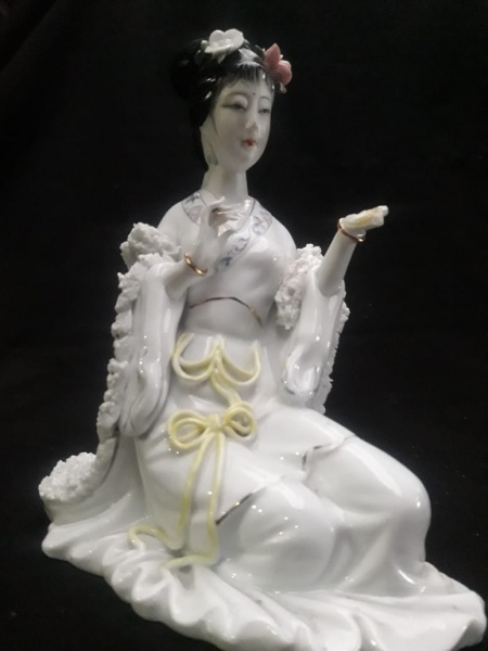 Escultura Em Porcelana Oriental Retratando Uma Dama M