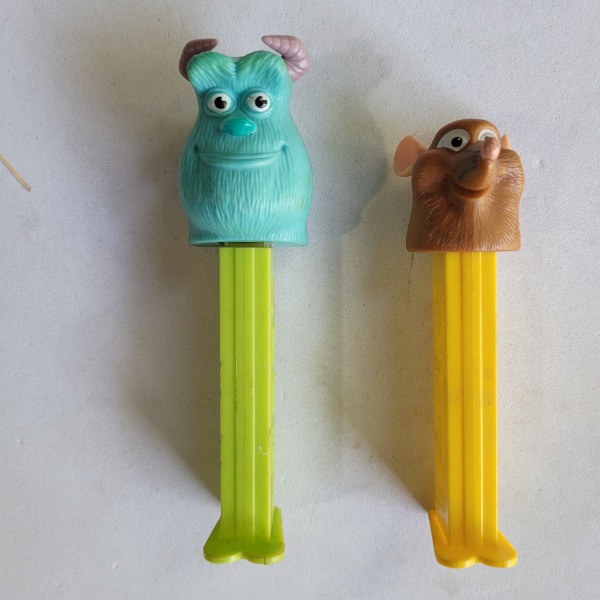 Lote De Dois Pez Sendo Um Sulley Do Filme Monstros S A