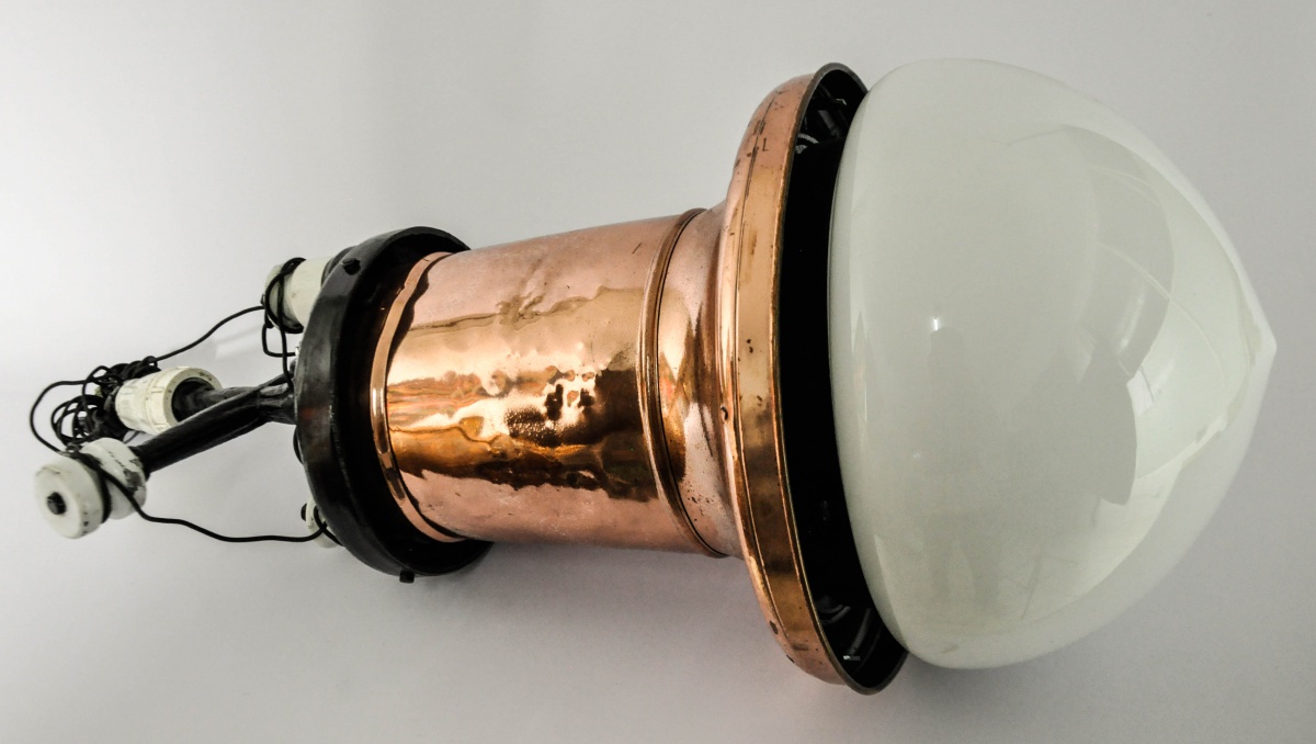 Light. Antiga luminária de poste. Rio Antigo. Cobre, fe