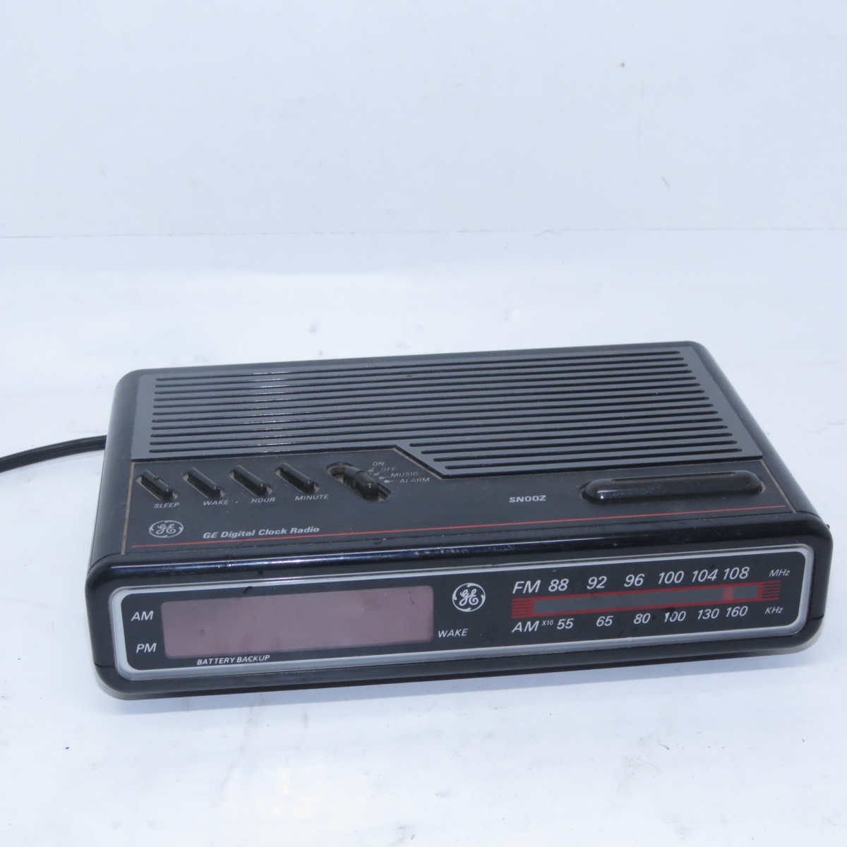 Rádio relógio despertador General Electric - Modelo PB-