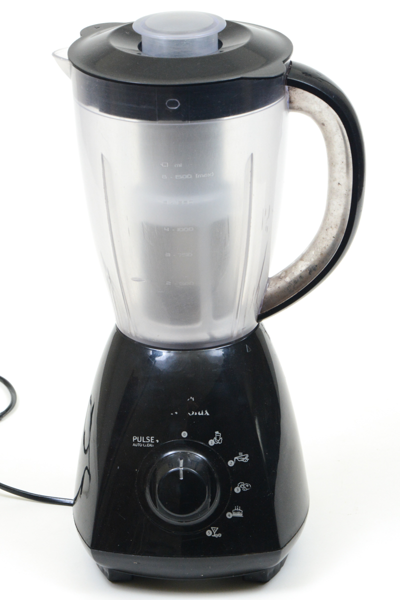 01 Liquidificador ELETROLUX Na Cor Preta C Pe a P E