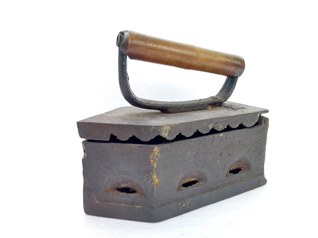 Antigo Ferro de Passar de brasa da marca Parhna, medind Antigo Ferro de Passar de brasa da marca Parhna, medind