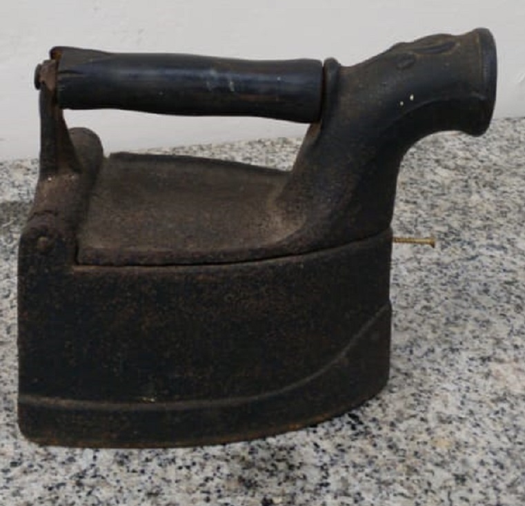 Antigo ferro de passar à brasa de carvão Antigo ferro de passar à brasa de carvão