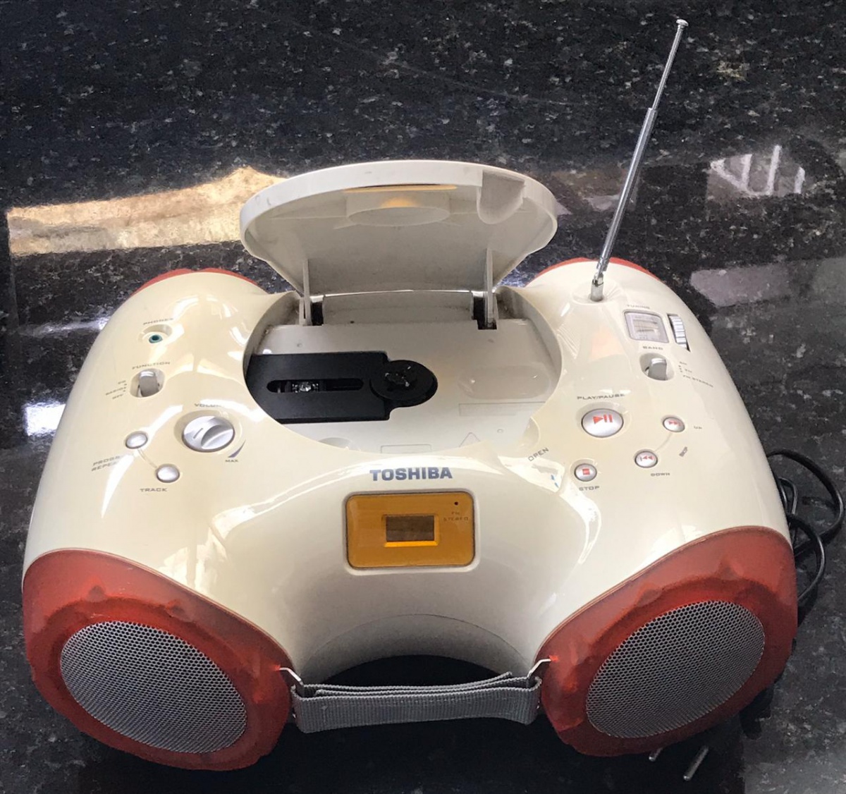 Rádio AM / FM / CD PLAYER / MP3 da Marca TOSHIBA modelo