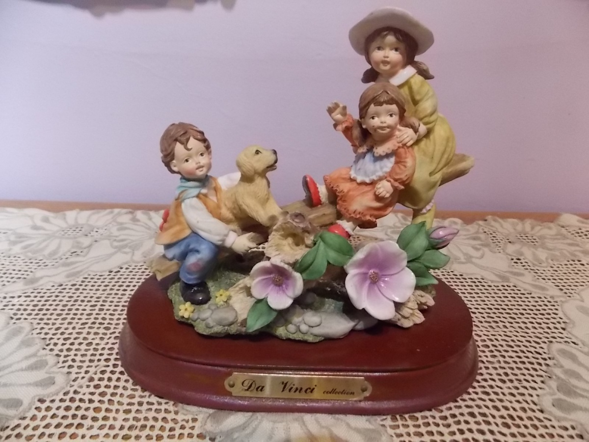 Estatueta em resina Italiana ,com base em madeira -