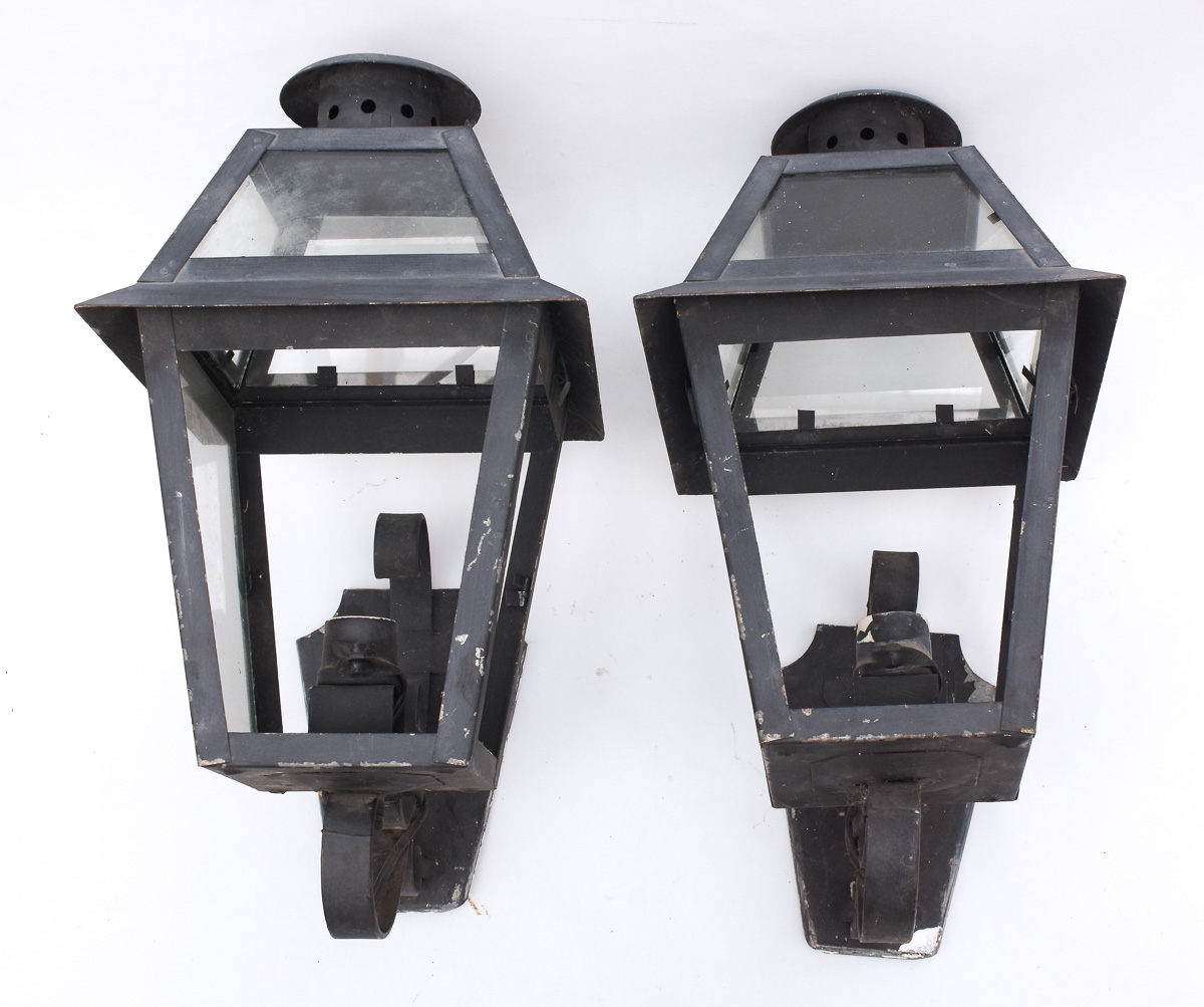 Par de luminárias em ferro pintados na cor preta. com v