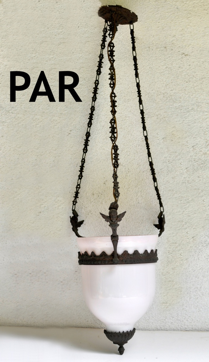 Par de delicadas antigas luminárias de teto para uma lu