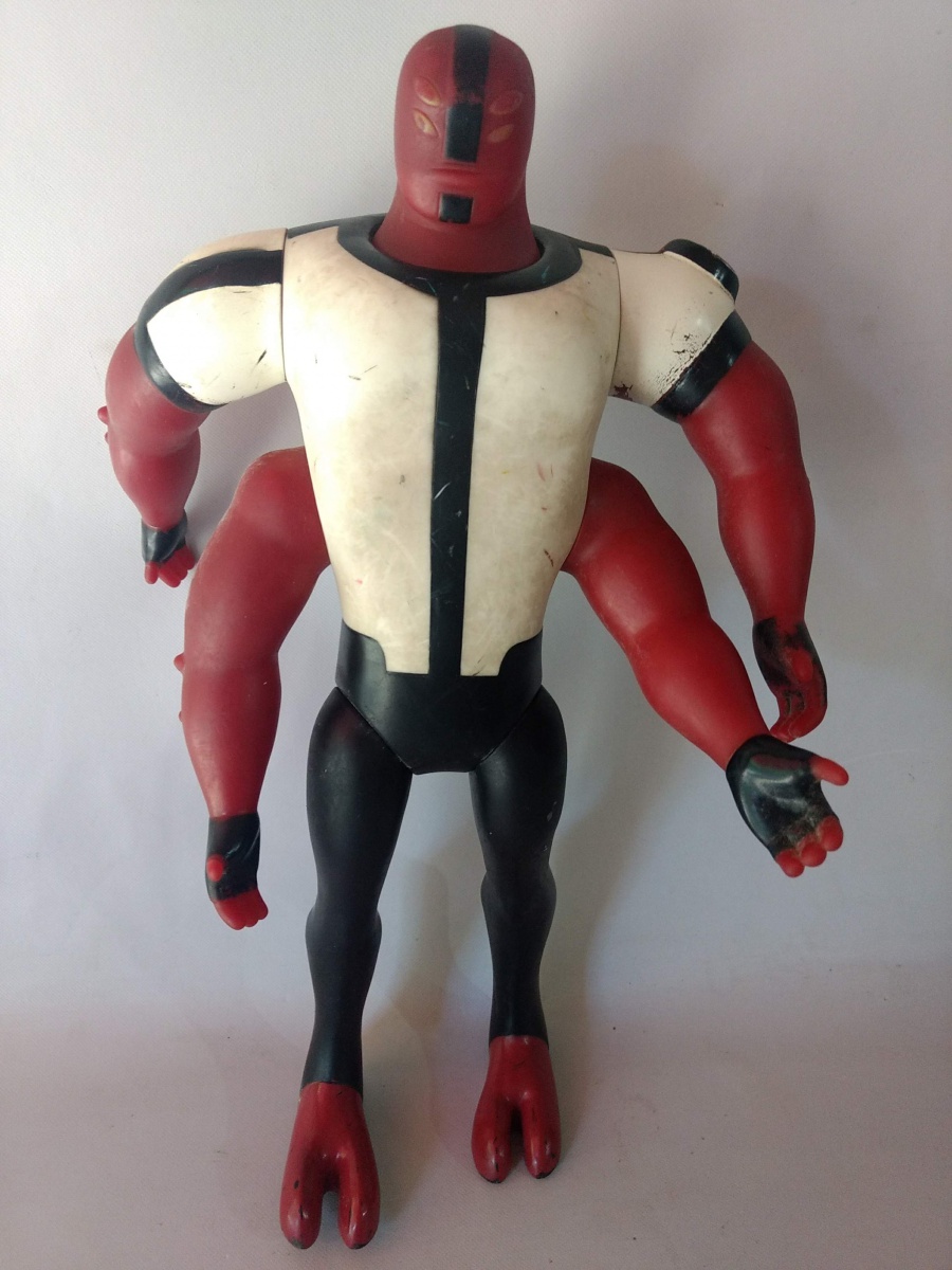 BONECO QUATRO BRAÇOS BEN 10 EM BORRACHA / MANUFATURA BA