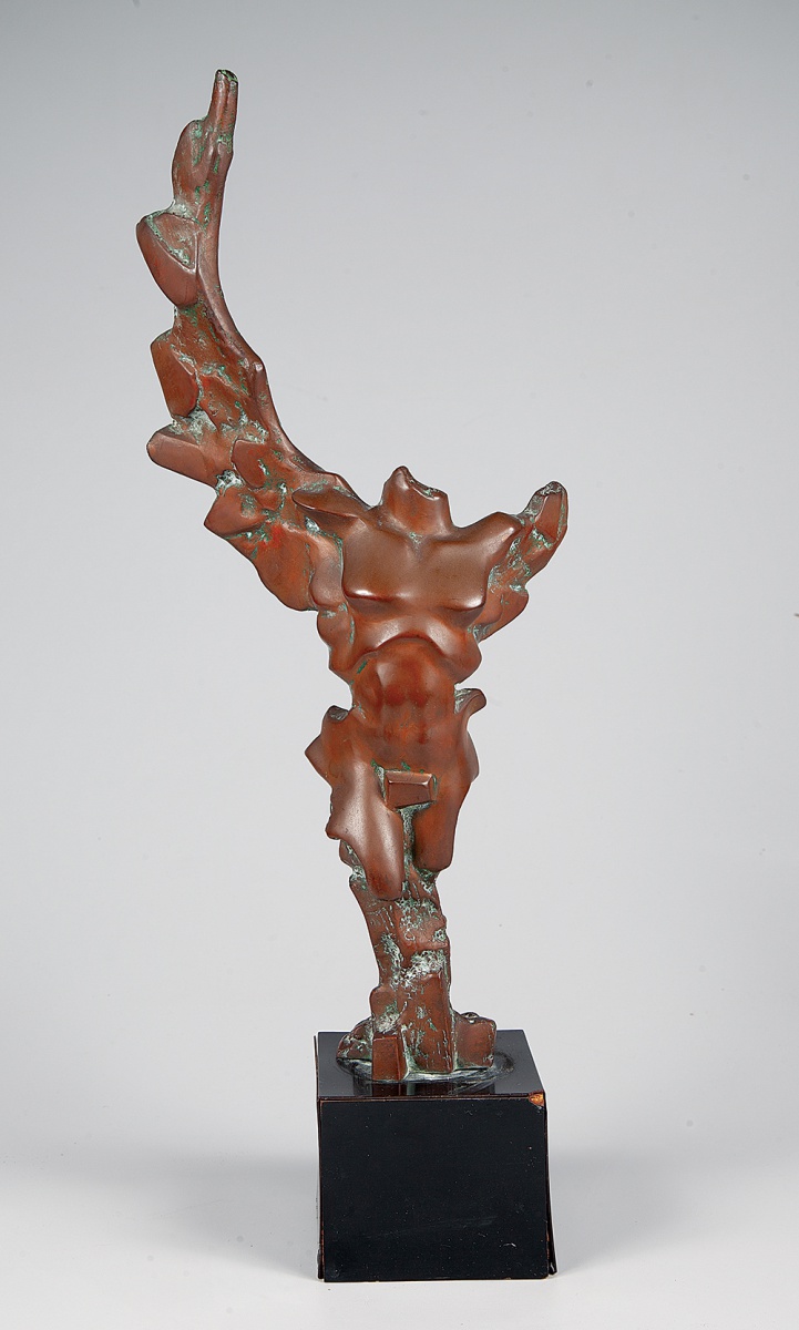 Escultura de bronze com representação de nú antropomórf