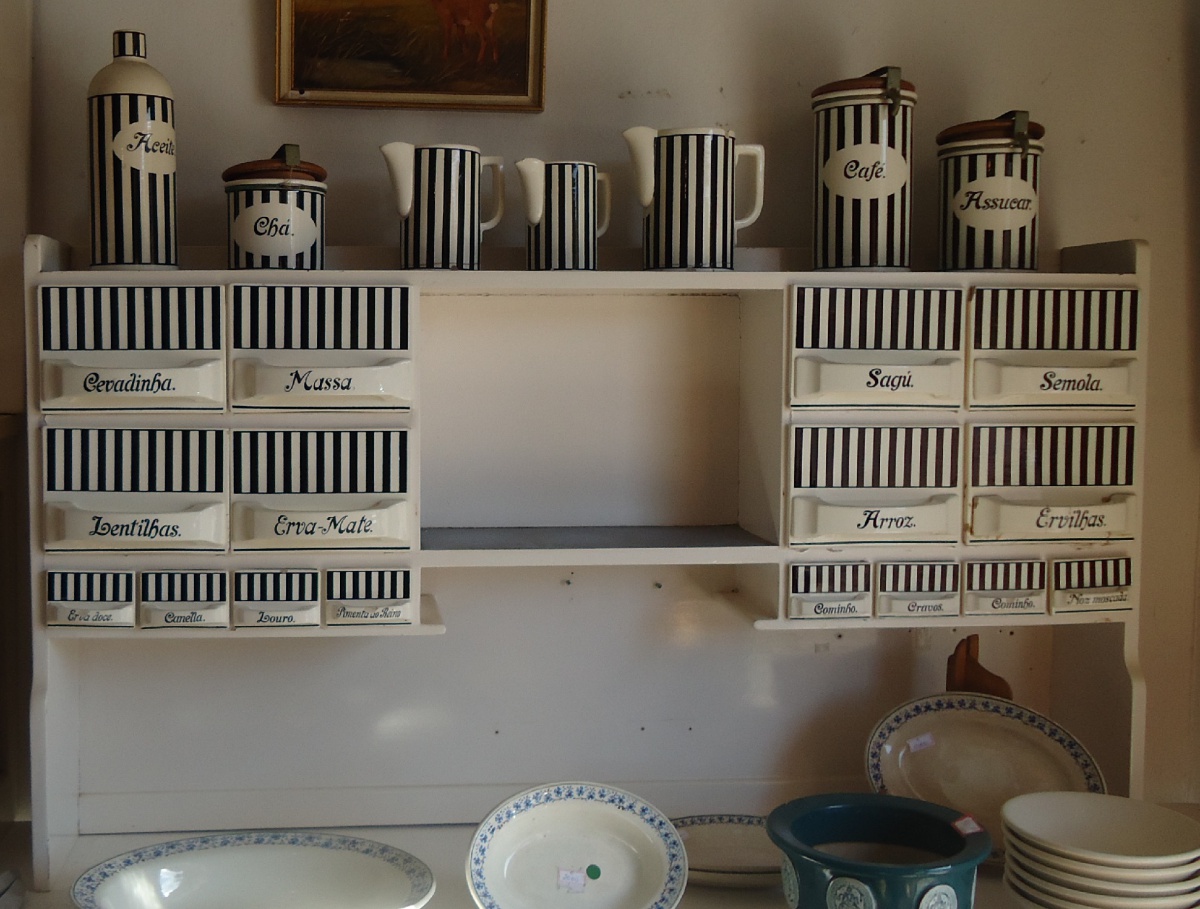 Armario antigo para guardar especiarias. Gavetas de lou