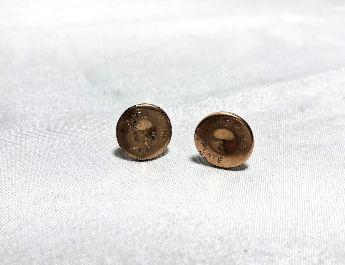 KREMENTZ PLATE. Par de botões de punho dourado. Gravada