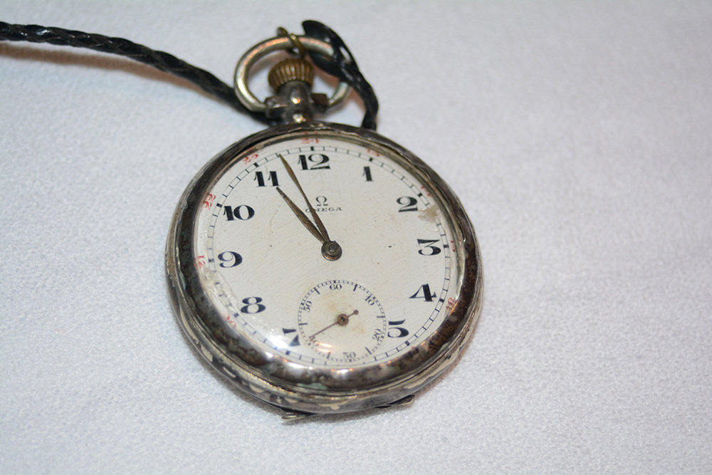 Relogio de bolso ÔMEGA em prata NO ESTADO) falta corrente or