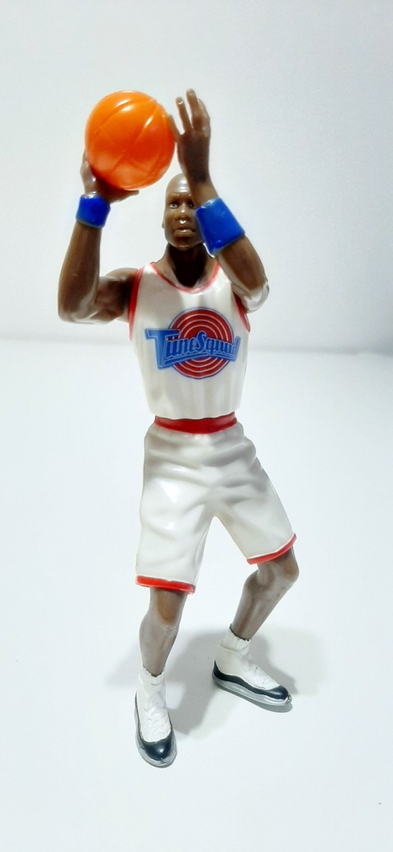 Space Jam Boneco Michael Jordan 1996, com a bola de bas