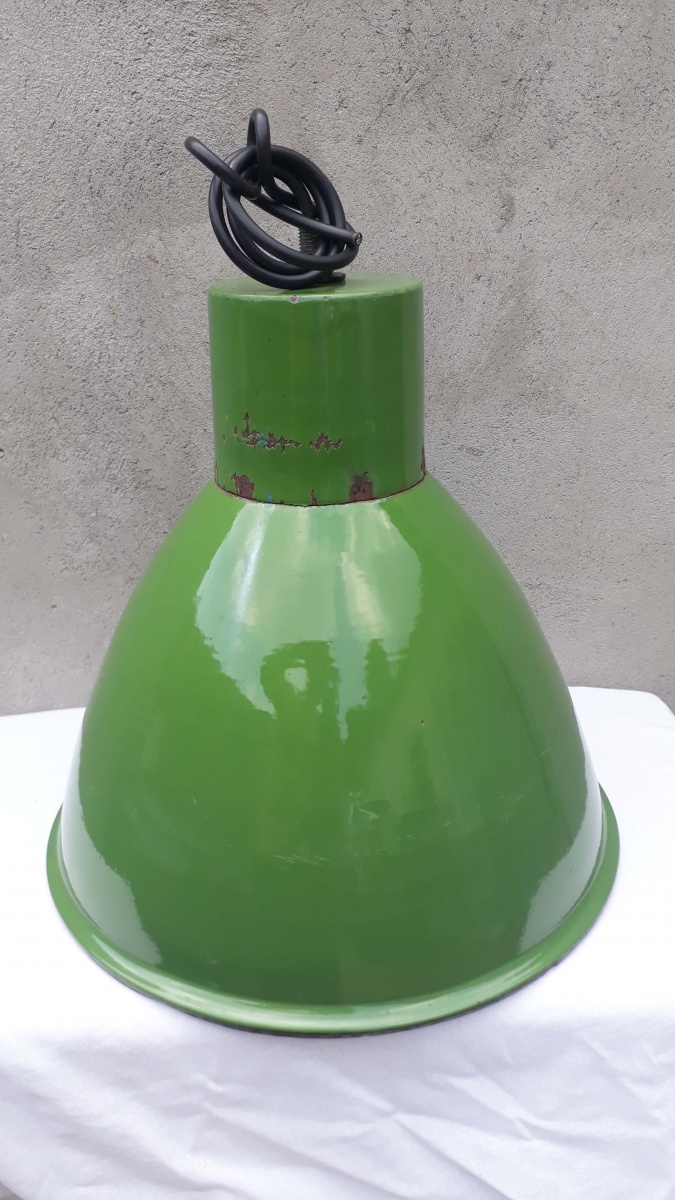 Luminária industrial verde esmaltada por fora e por den