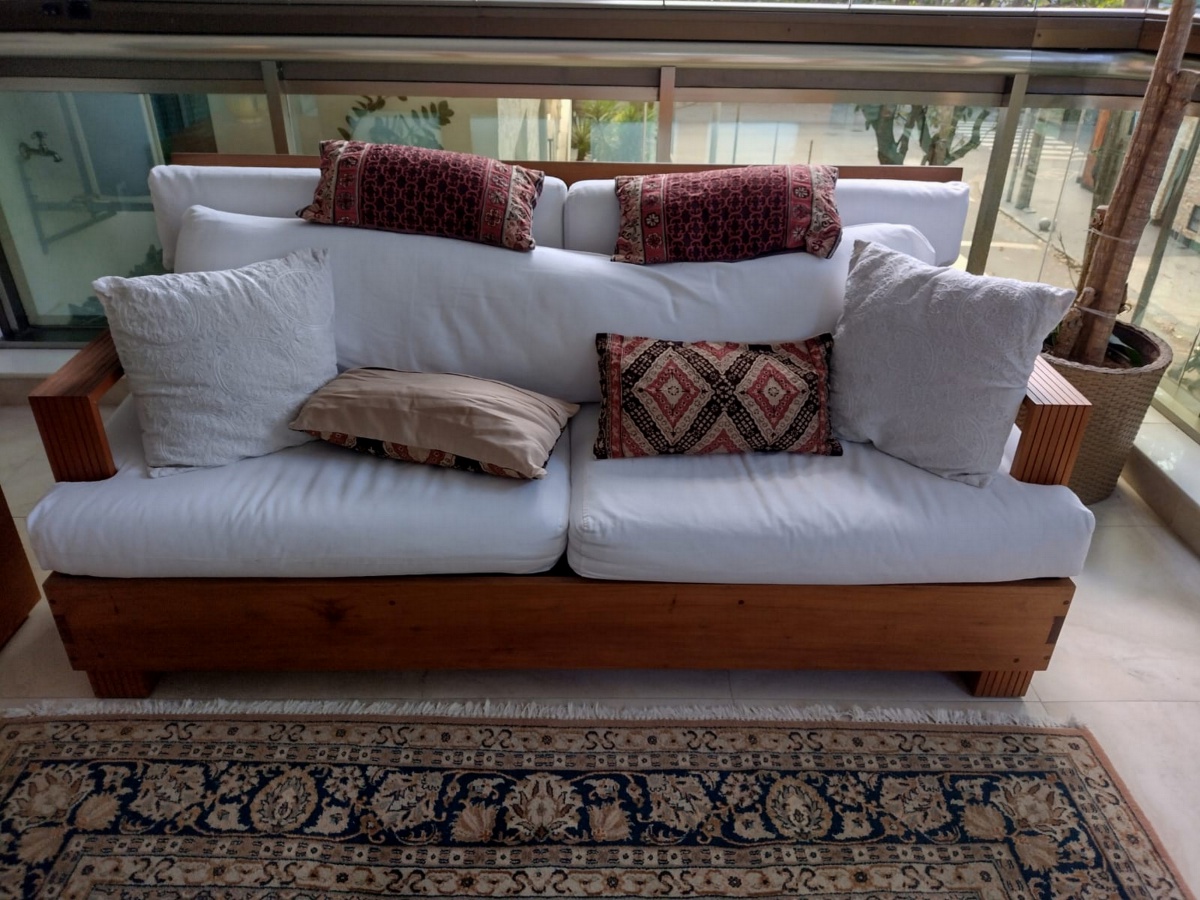 Franccino. Charmoso sofá para dois lugares dito "Li