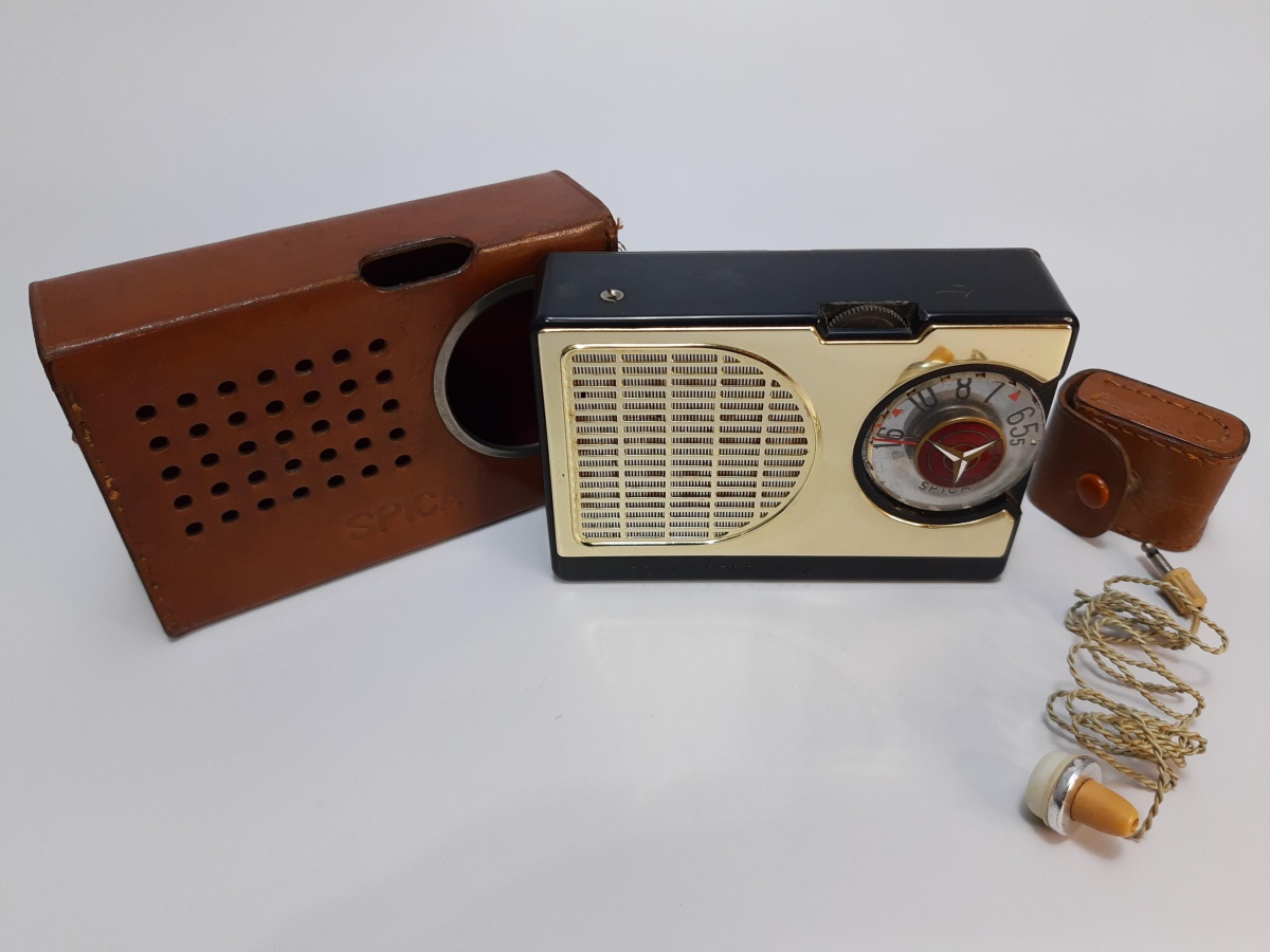 Antigo rádio japonês da marca 