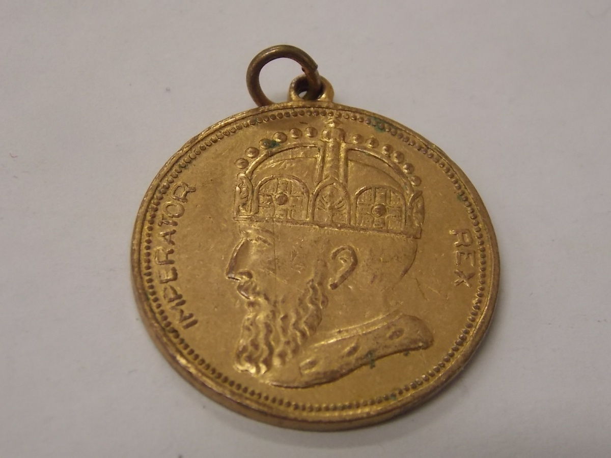 ANTIGA MEDALHA EM METAL DOURADO 
