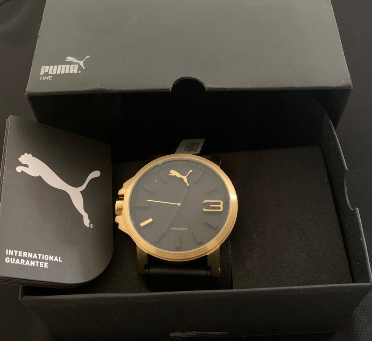 Relógio em metal amarelo e pulseira em borracha,