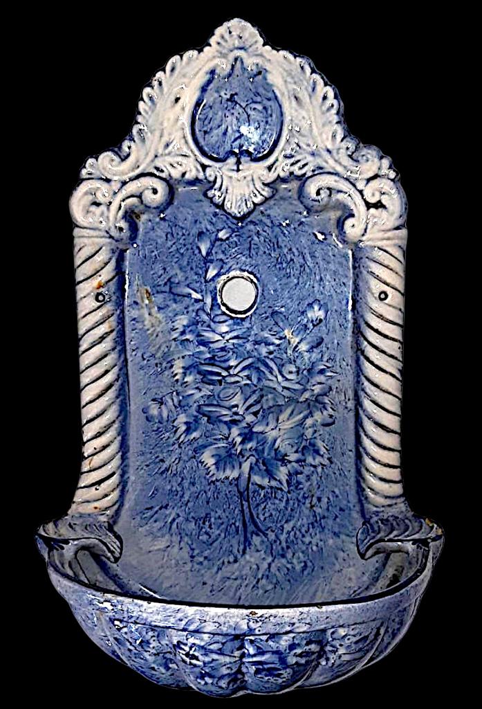 Imponente pia / fonte de parede em cerâmica em tons de