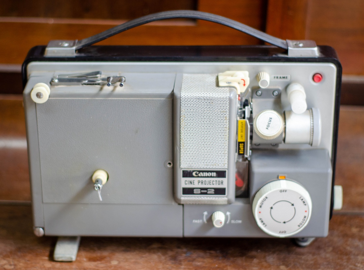 Projetor Cânon Cine Projector Motor girando e luzes a