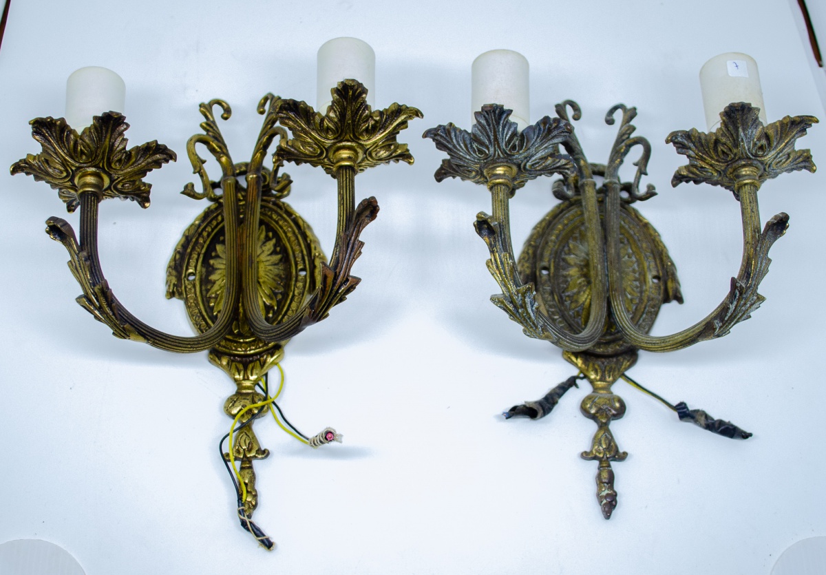 Par de arandelas antigas em bronze para duas lâmpadas.