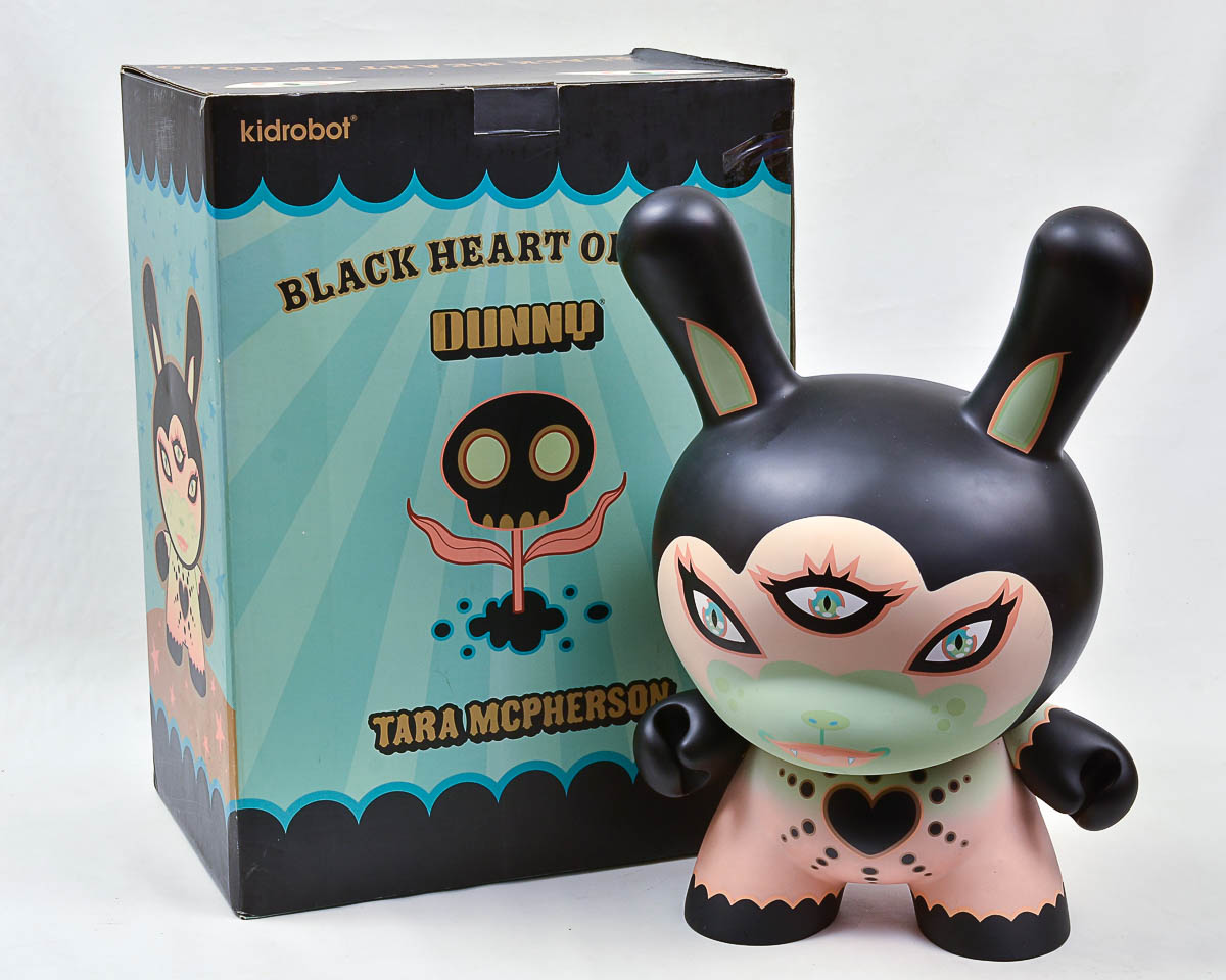 TARA MCPHERSON Dunny 20 Black Heart of Gold (Pink) Ra