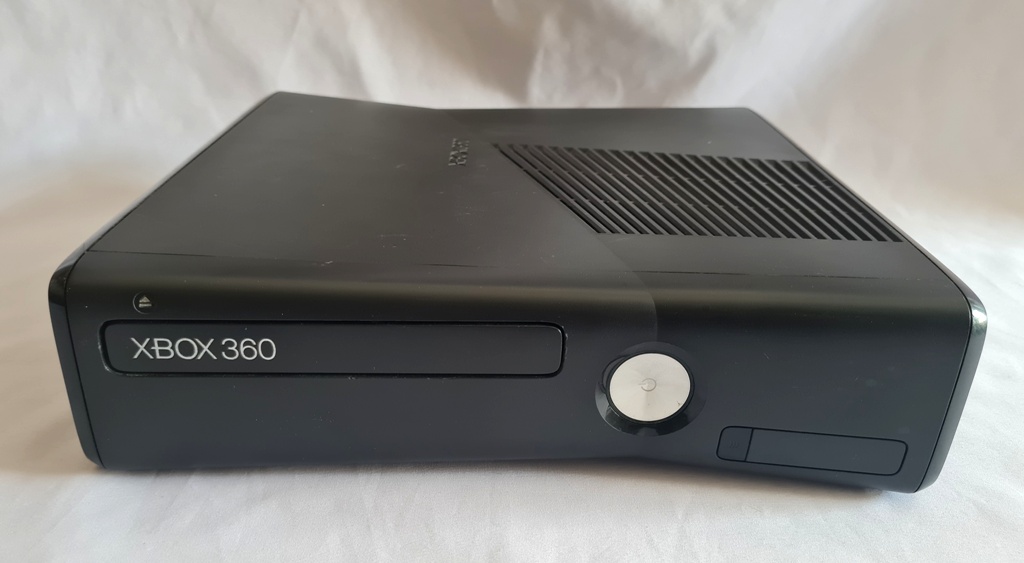 Xbox 360 Slim modelo 1439, não possui controles e cabo