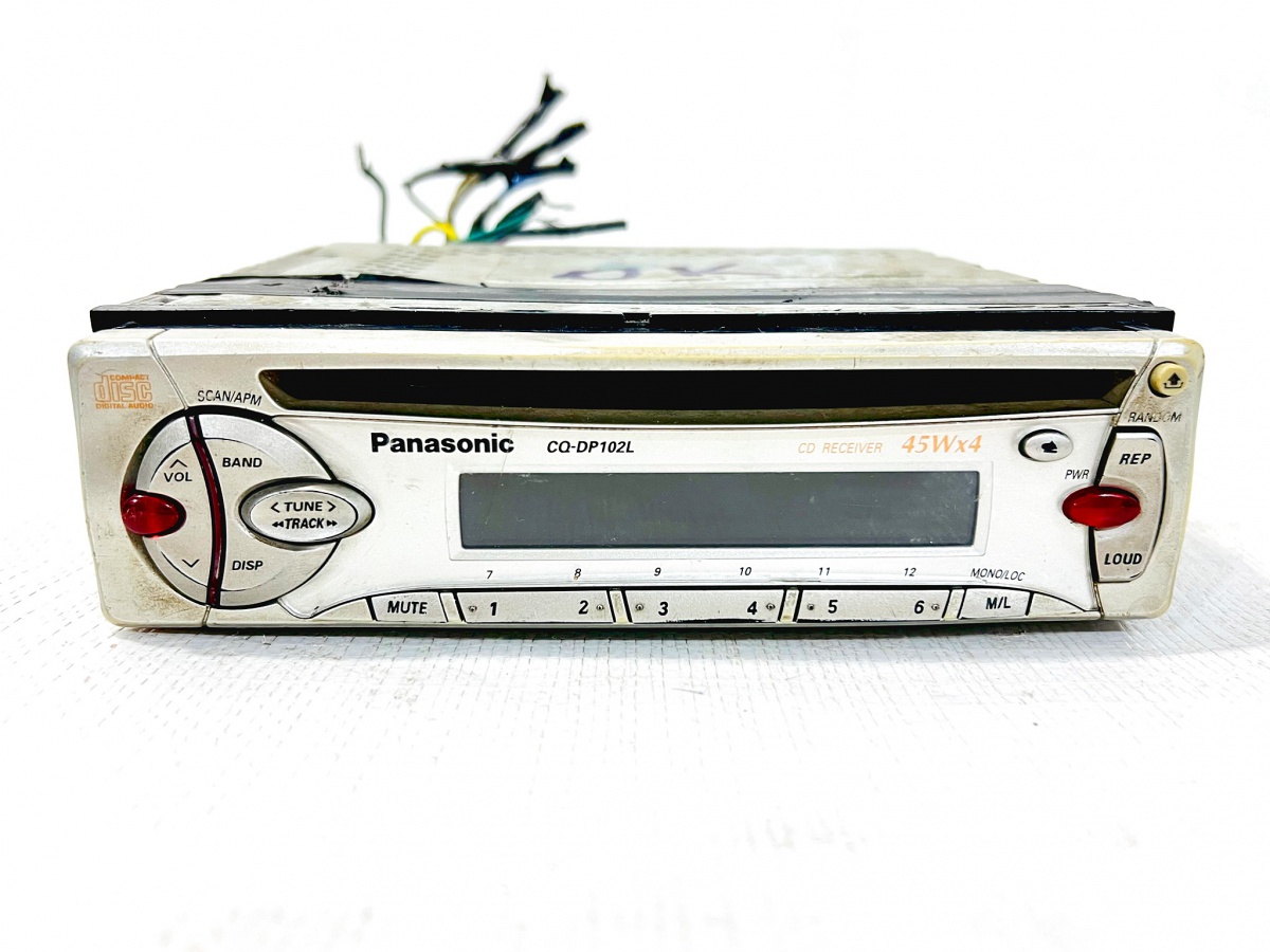 Rádio automotivo Panasonic CQ-DP102L, apresenta marcas