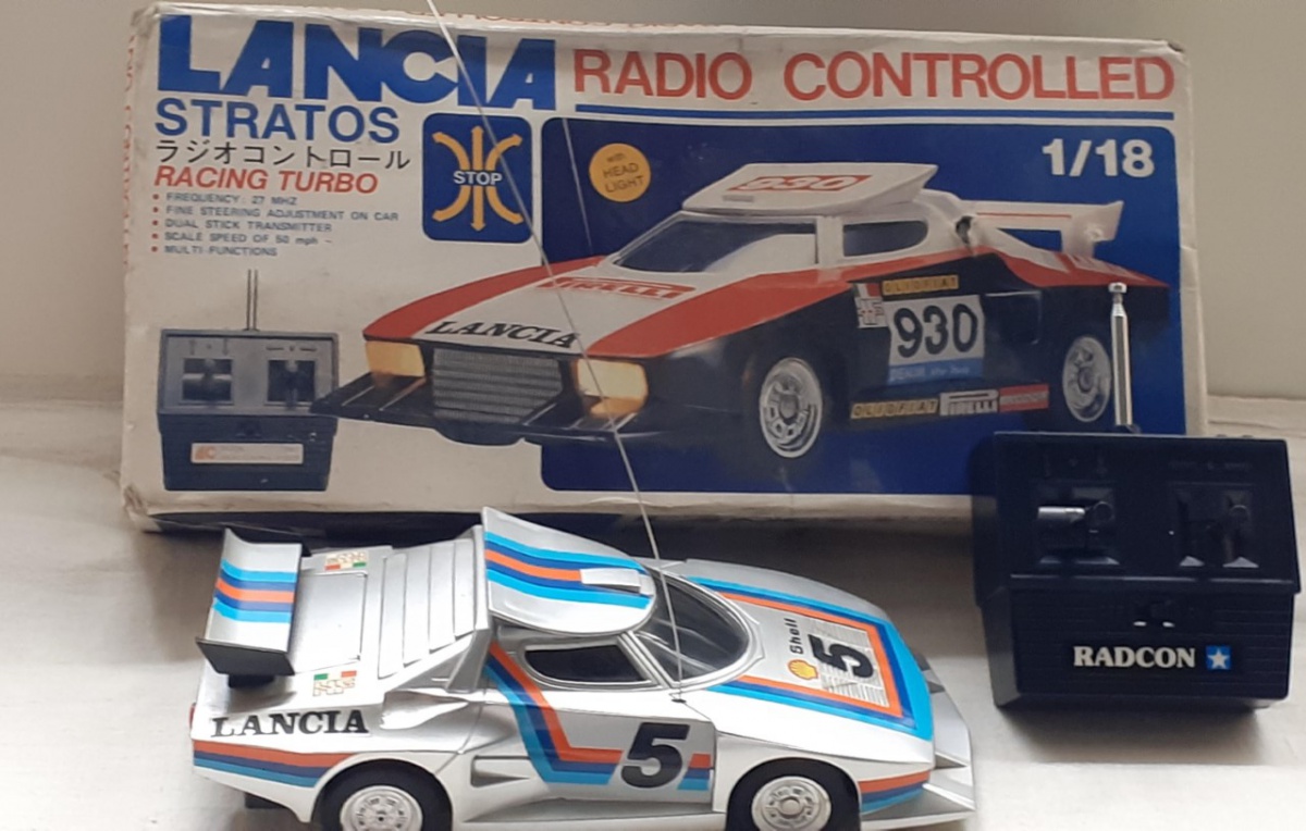 AUTOMÓVEL LANCIA STRATOS. escala 1/18.Plástico. Radio