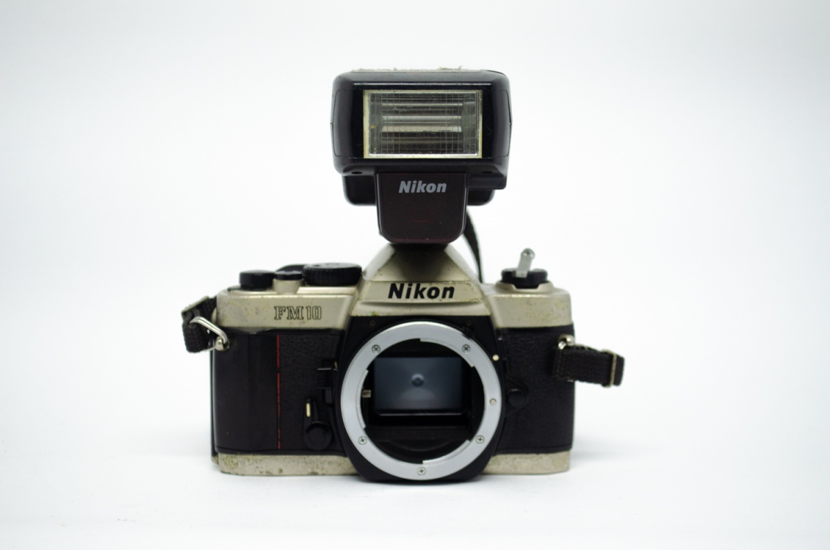 Câmera fotográfica Nikon FM10 com flash Nikon Speedligh