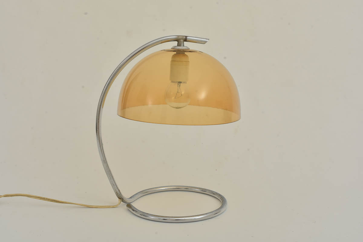 Antiga luminária de mesa, da década de 60, confeccionad