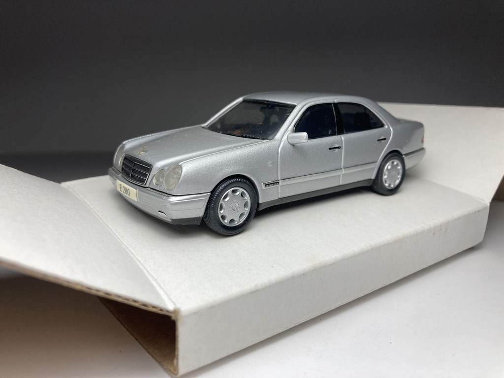 Mercedes-Benz E-Class ミニカー シルバー難有 MDL] 1/18 Mercedes