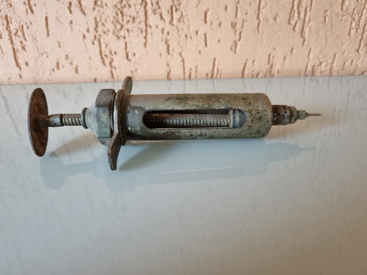 Antiga seringa de metal, usada no século XIX. O item ve Antiga seringa de metal, usada no século XIX. O item ve