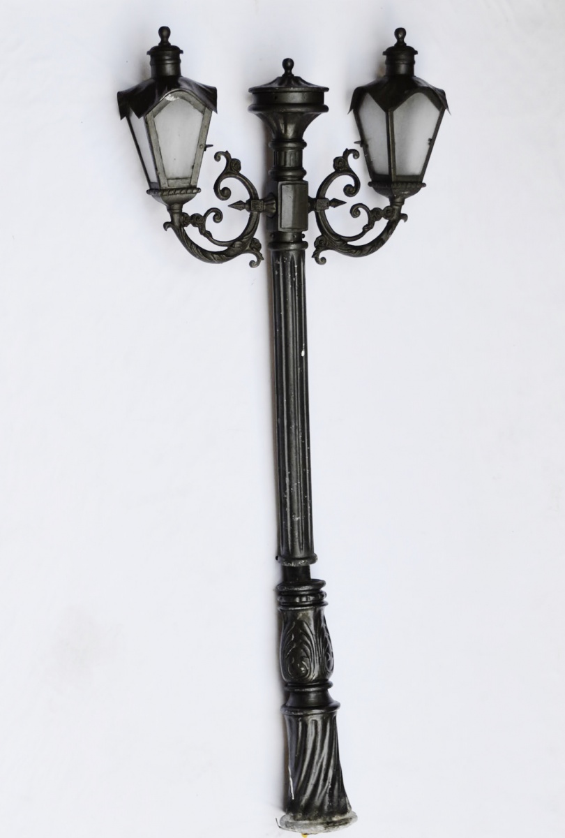 Poste em ferro fundido com duas luminárias estilo colon