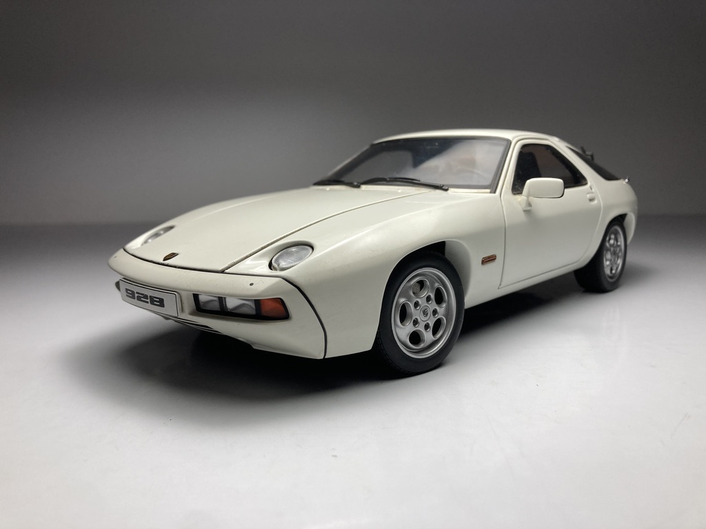 Porsche 928 Branco - AutoArt *Possui caixa original Esc