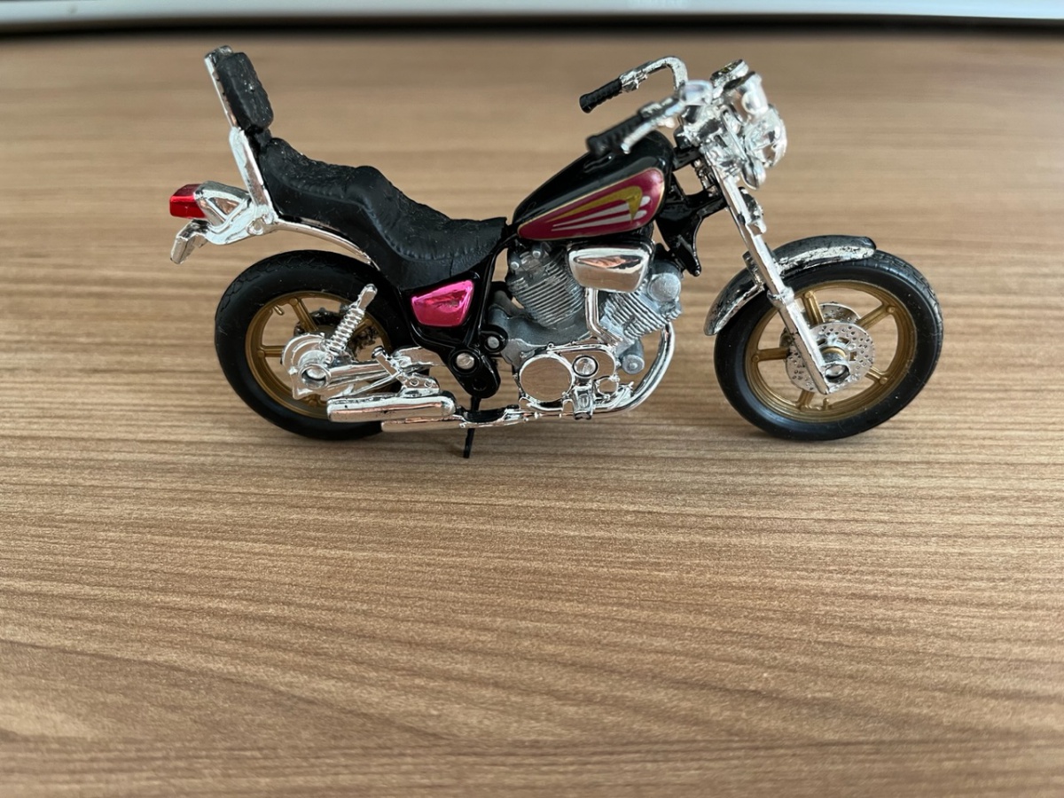 Miniatura moto Yamaha Virago XV 1100. Escala 1/18. Apro