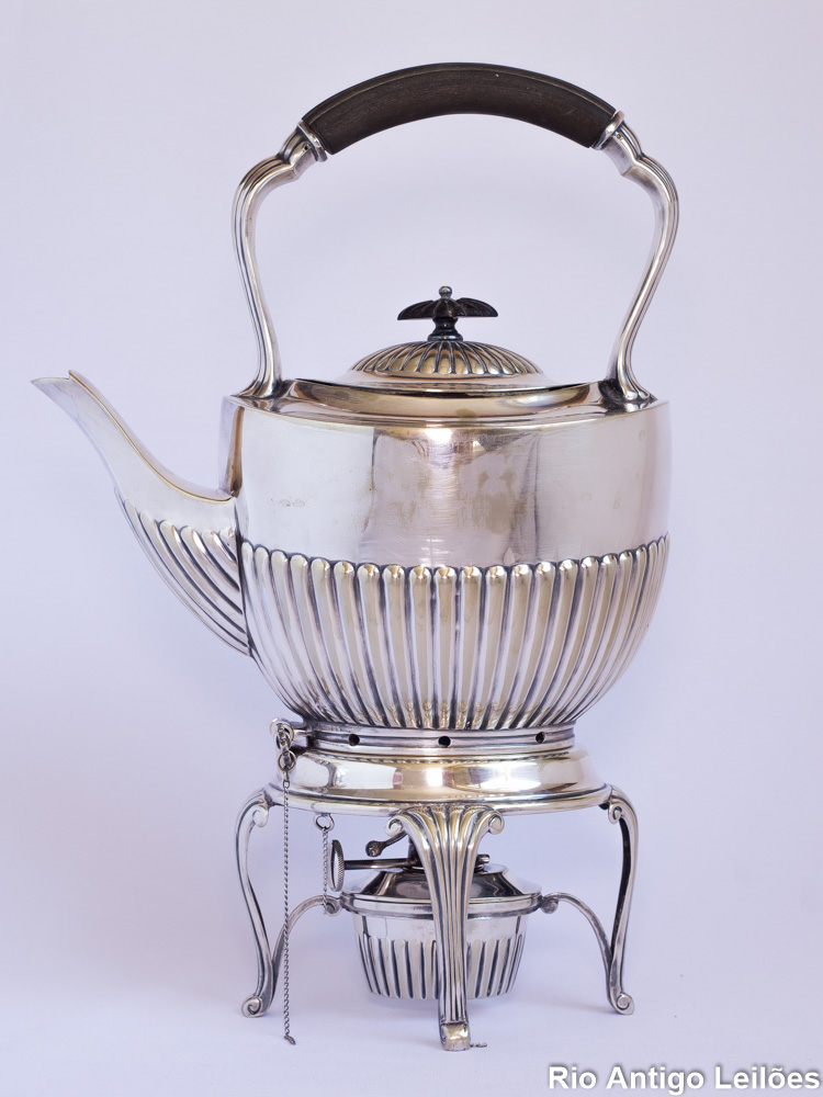 Tea Kettle inglês Old Sheffield. Metal espessurado a