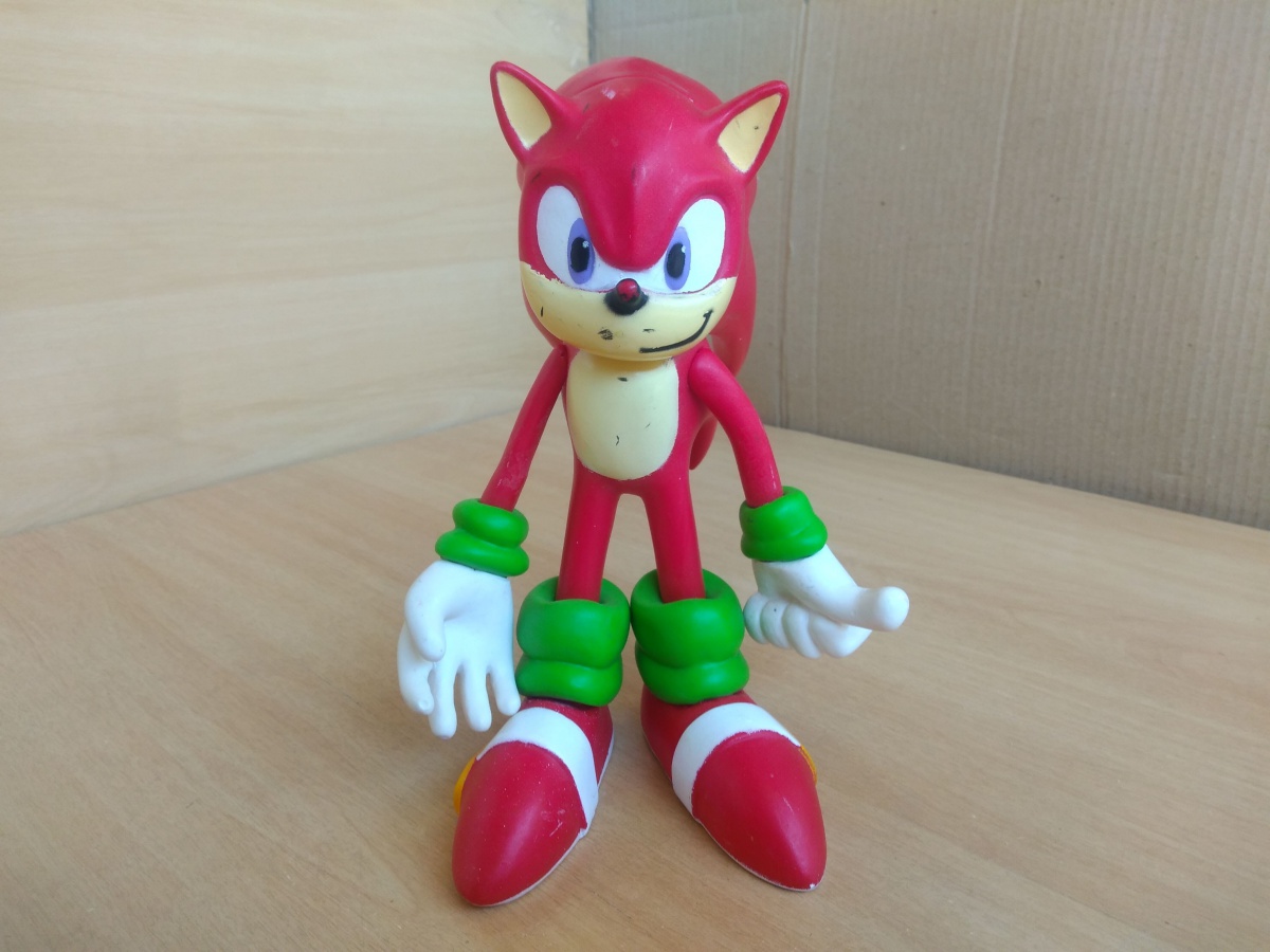 Boneco Sonic Vermelho produzido em Vinil e com cabeça