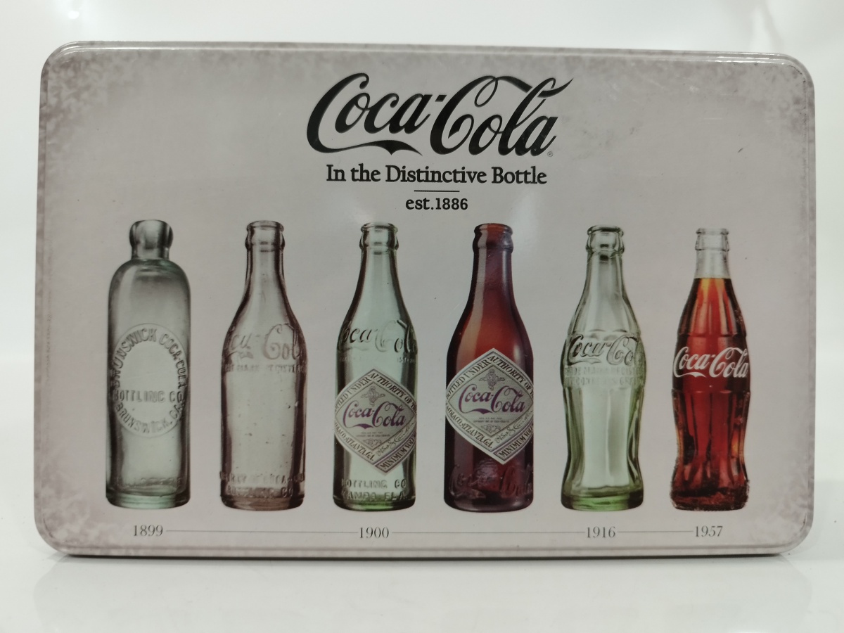 Lata comemorativa Coca-Cola, vazia. Medindo 20x137 cm.
