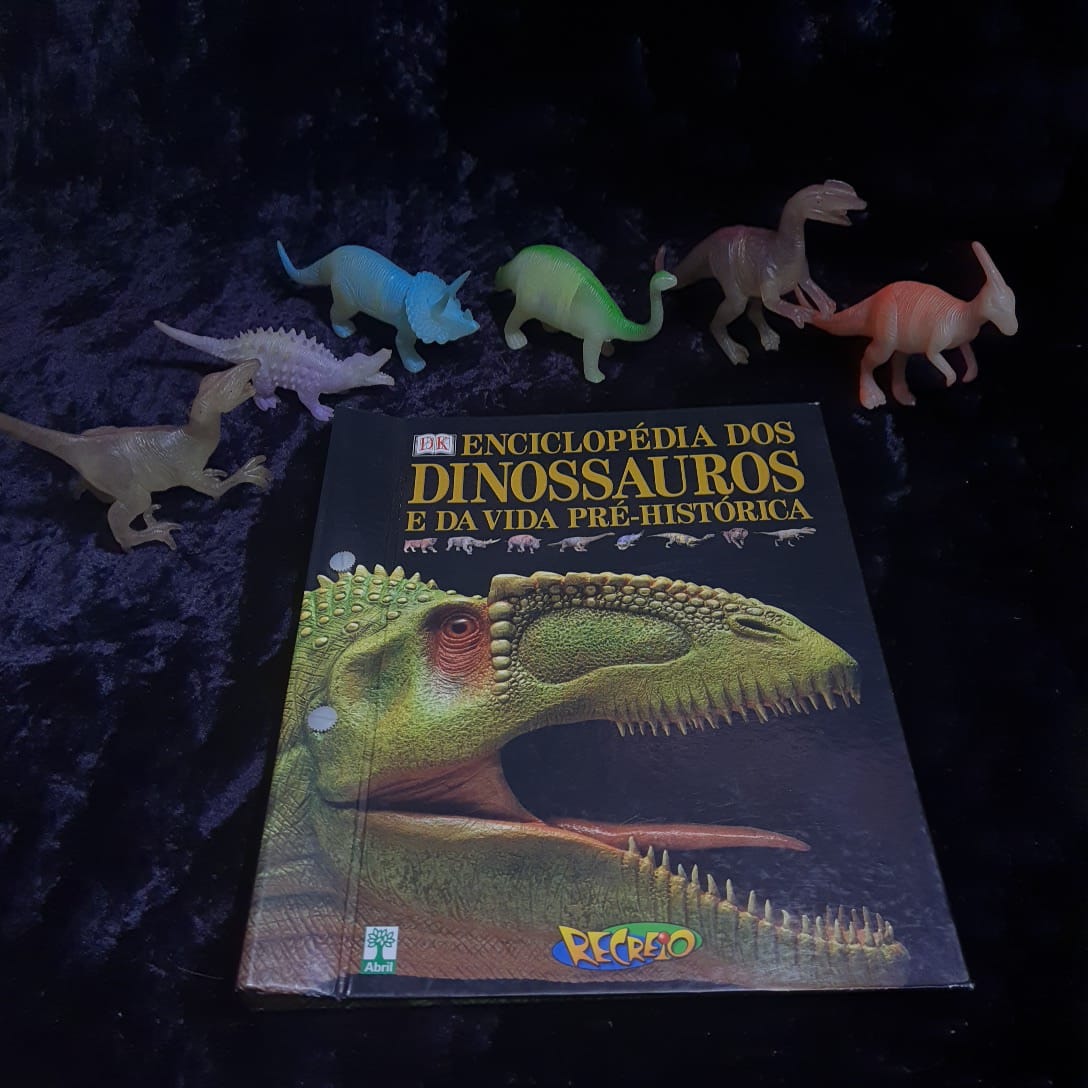 Quadrinhos infantil relevo dinossauro