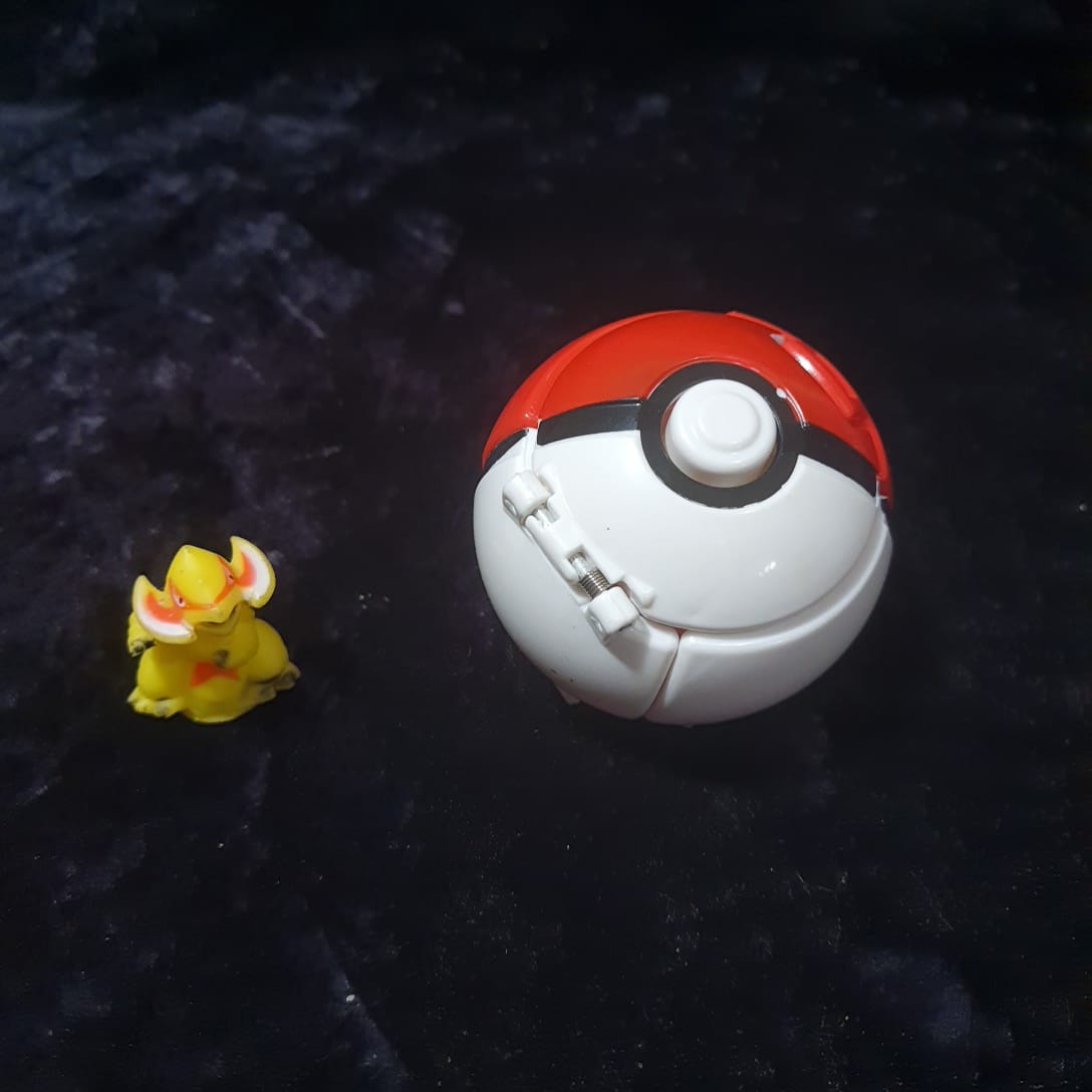 4un Brinquedo Jogar Pokemon Bola Ação Pikachu Abre E Fecha