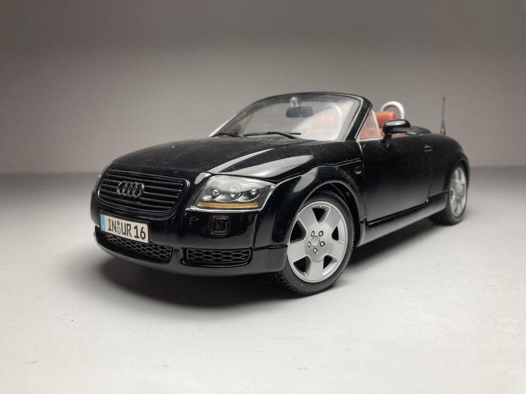 Audi TT Roadster Preto - Maisto Escala 1/18 miniatura e