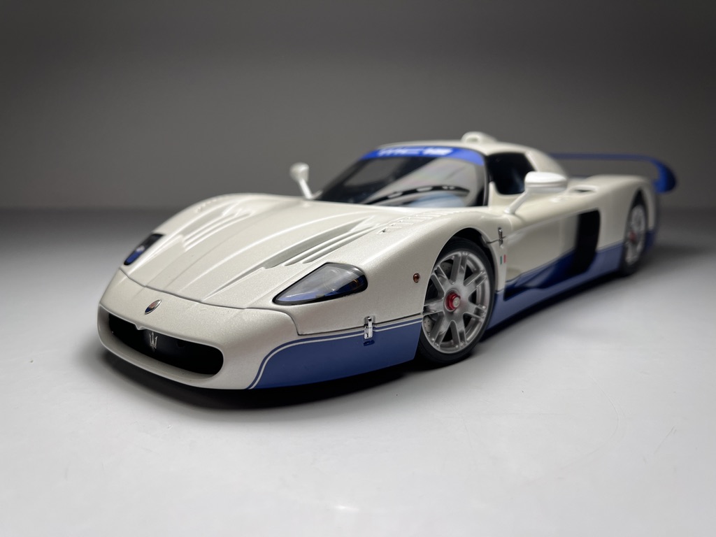 Maserati MC12 Branco/Azul - AutoArt Escala 1/18 *Possui