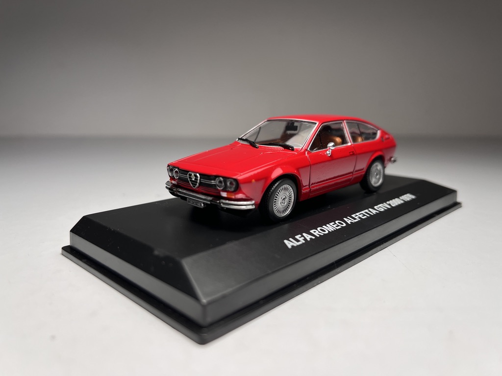 ミニカー 1976 alfa Romeo Alfetta GTV 19406951.jpg