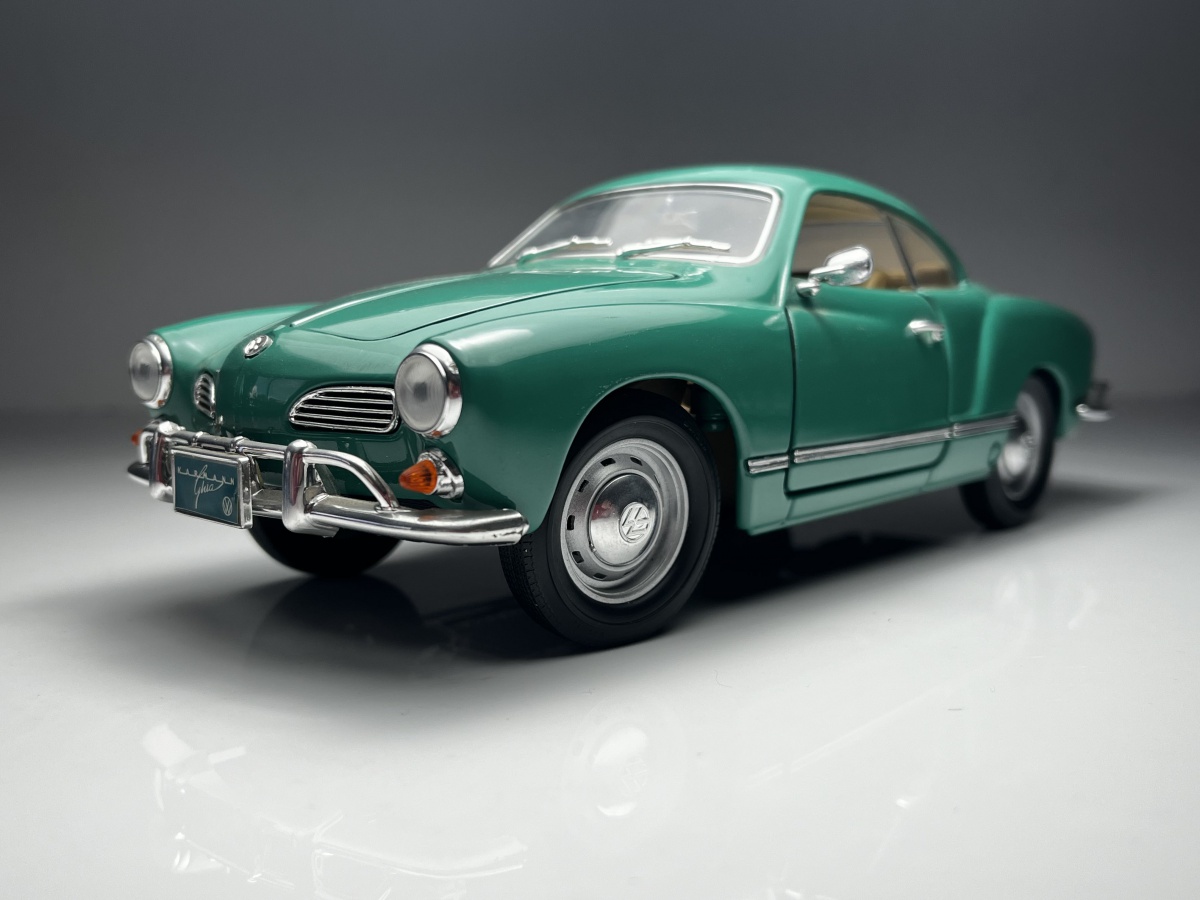 Volkswagen Karmann Ghia Verde - Road Legends Escala 1/1