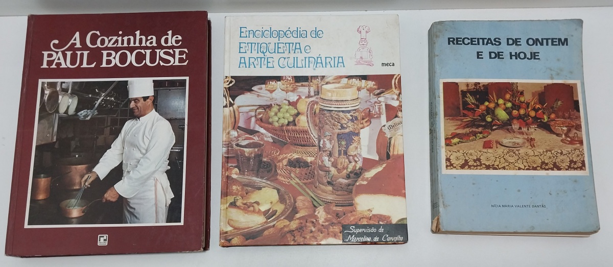 Lote composto de 3 livros de receitas, sendo: 1