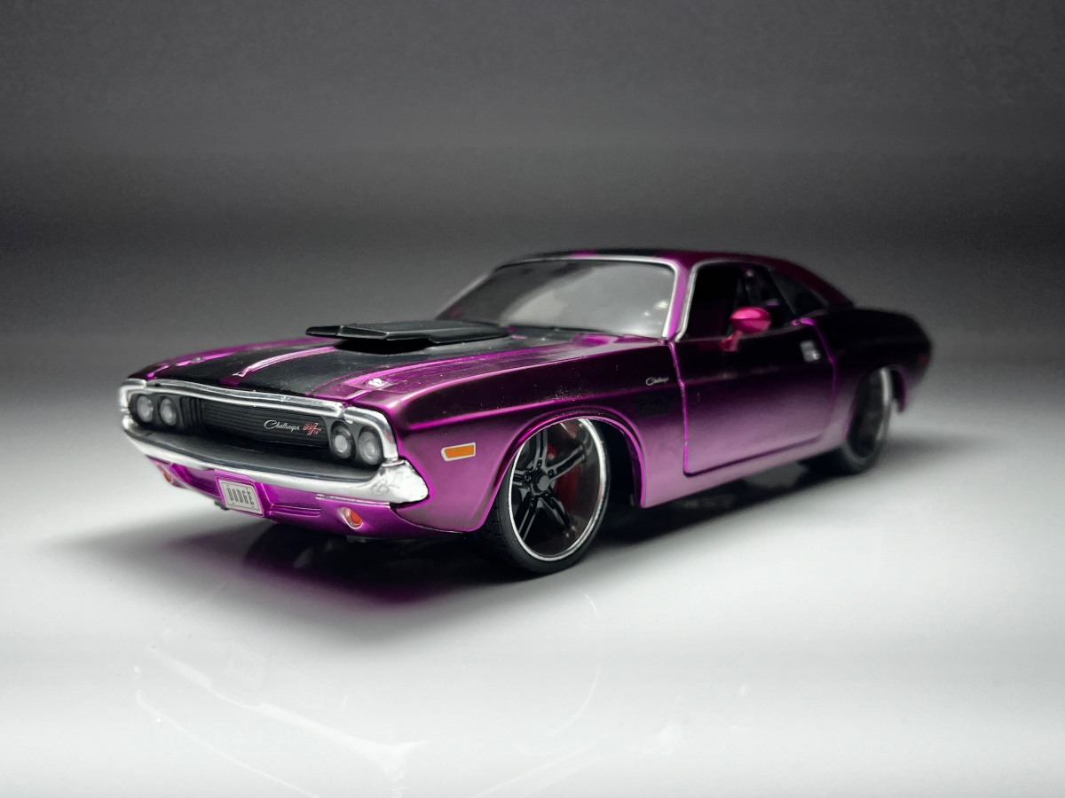 1970 Dodge Challenger R/T Roxo - Maisto Escala 1/24 min