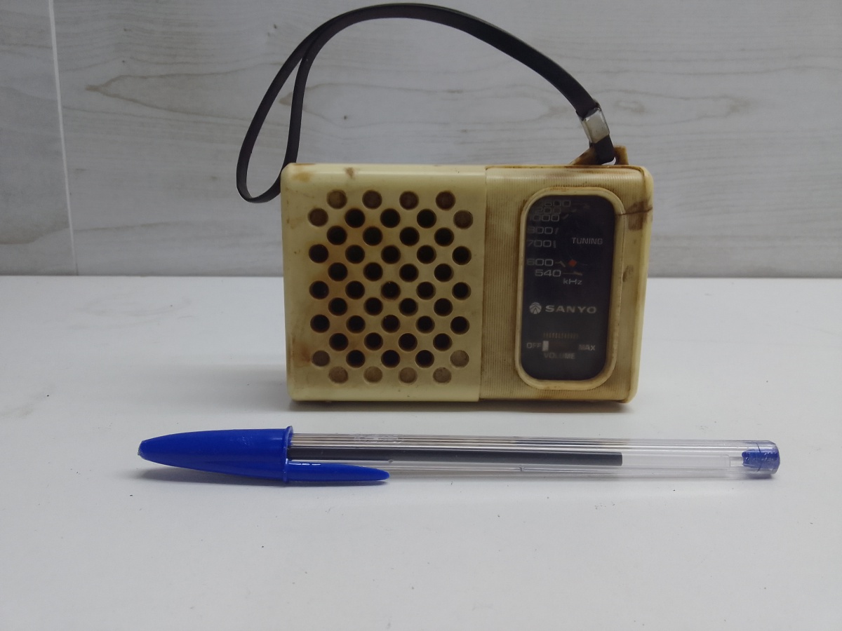 RÁDIO PORTATIL ANTIGO MODELO RP1250 JAPAN SANYO NO ESTA