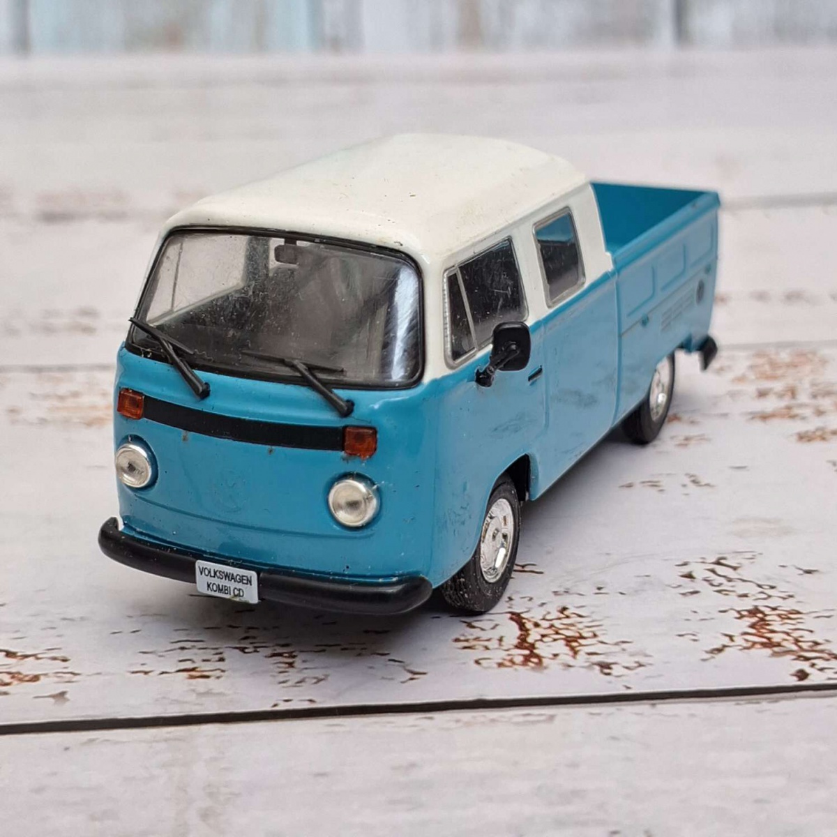 CARRINHO MINIATURA DE FERRO IXO VOLKSWAGEN KOMBI CD ESC